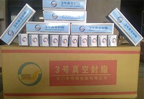 本產(chǎn)品是由潤(rùn)滑油基礎(chǔ)油經(jīng)精餾、稠化并加入適量的添加劑，再經(jīng)后處理后制得。本產(chǎn)品主要用作真空系統(tǒng)的活動(dòng)部分和可拆卸部分的密封和潤(rùn)滑。1、2、3號(hào)適用于30℃條件下使用，4號(hào)最高使用溫度可達(dá)120℃，可用